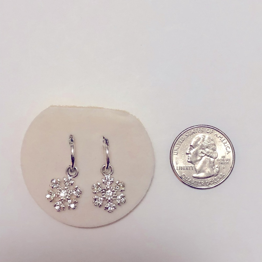 Vintage Snow Flake Earrings - Picture 2 of 4